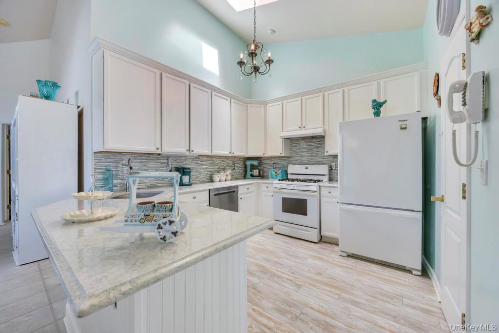 #12 photo, 204 Caroline Court, サフォーク郡 Port Jefferson Station , NY 11776