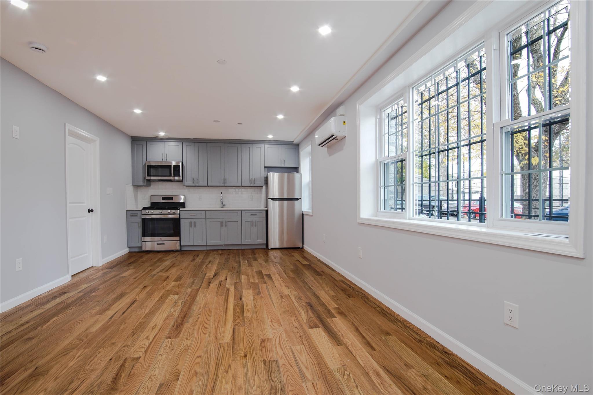 #2 photo, 7036 70th Street, クイーンズ区 Glendale , NY 11385