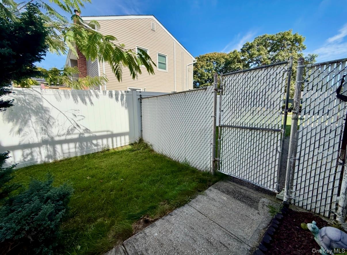 #10 photo, 180 Avenue B, サフォーク郡 Holbrook , NY 11741