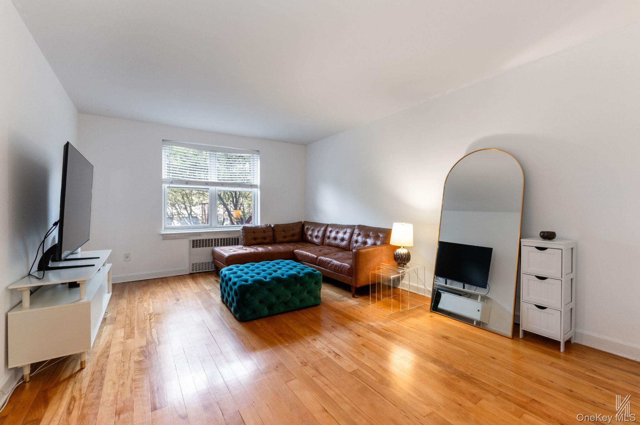 #1 photo, 39-55 51st Street, クイーンズ区 Woodside , NY 11377