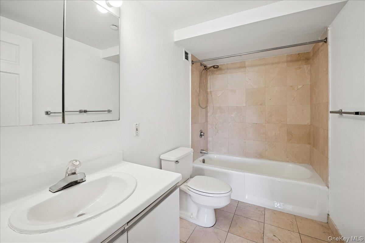 #18 photo, 1020 Warburton Avenue, Yonkers , NY 10701