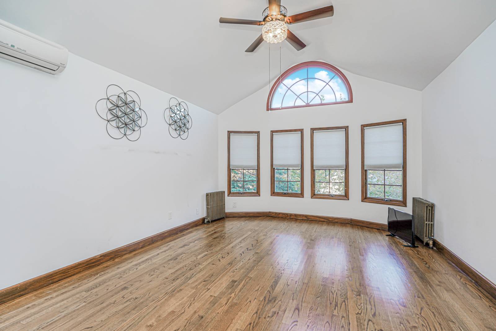 #24 photo, 114 Holly ave, Staten Island , NY 10308