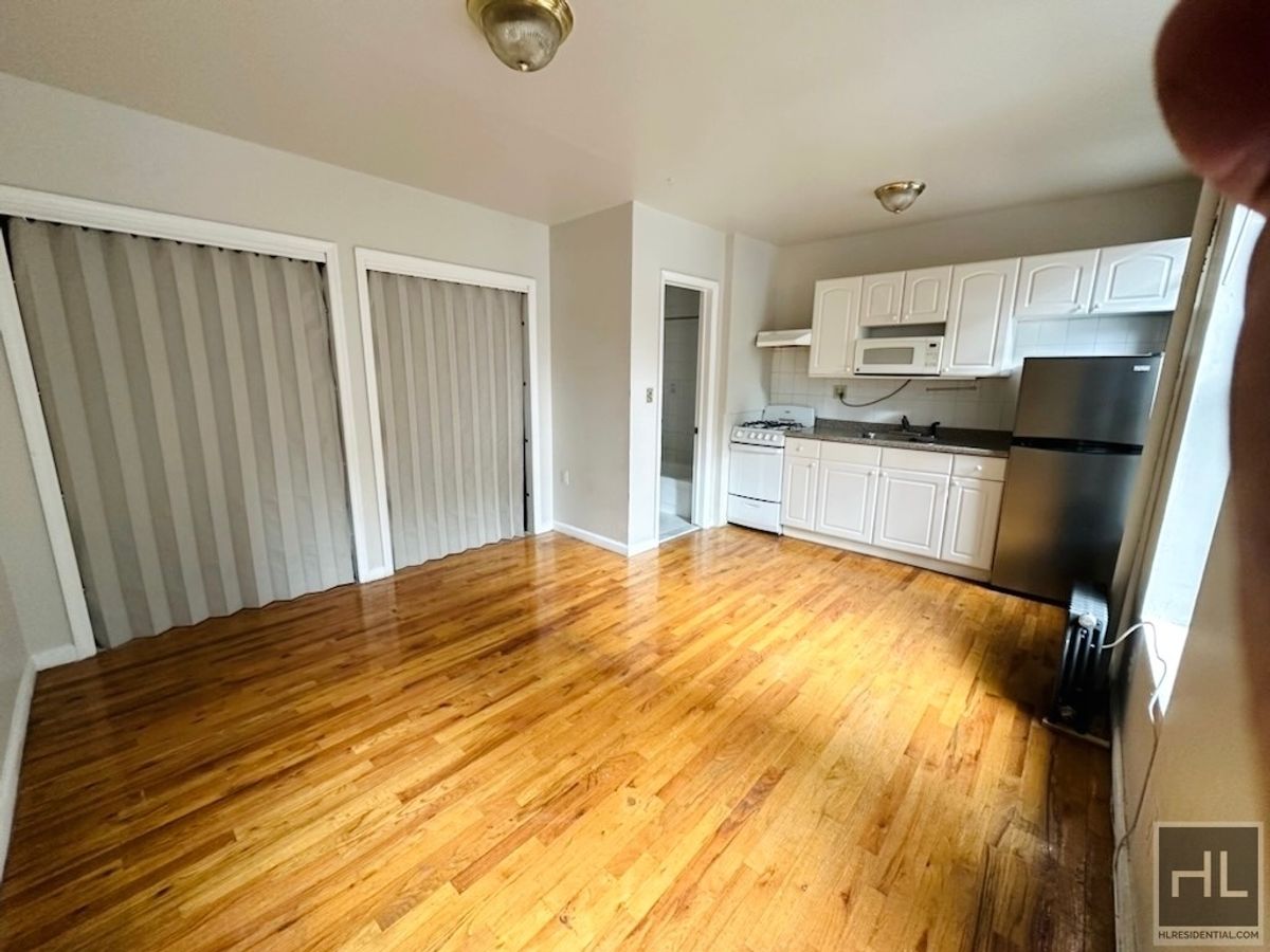 #1 photo, 403 E 6th Street, मैनहटन East Village , NY 10009