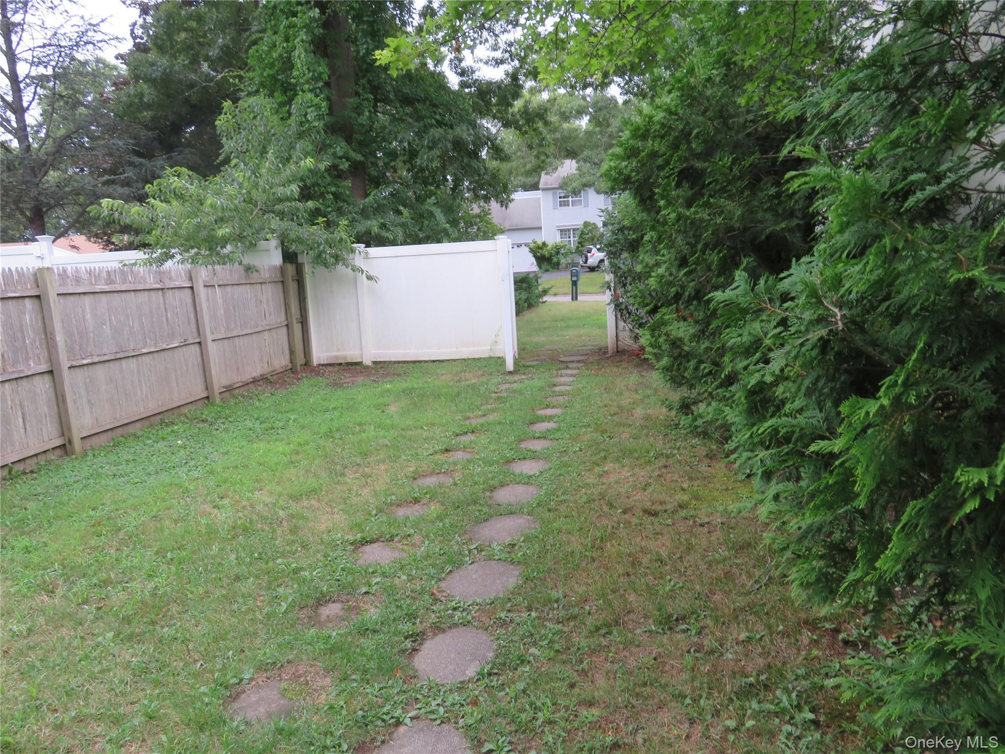 #12 photo, 33 Pinecone Lane, सफ़ोक काउंटी Islandia , NY 11749