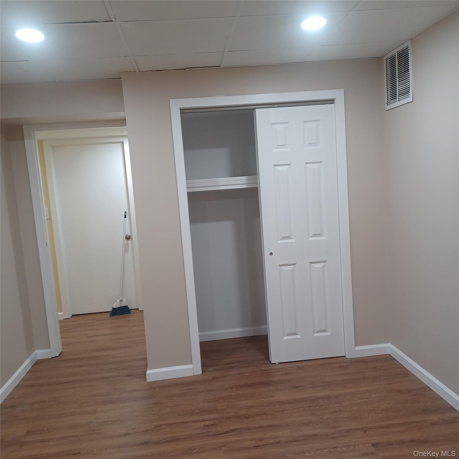 #8 photo, 33 Pinecone Lane, सफ़ोक काउंटी Islandia , NY 11749