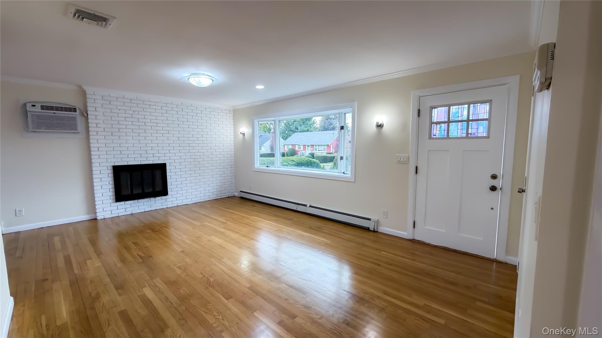 #4 photo, 57 Princess Street, ナッソー郡 Hicksville , NY 11801