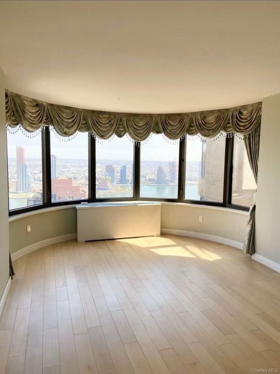 #14 photo, 330 E 38th Street, New York (Manhattan) , NY 10016