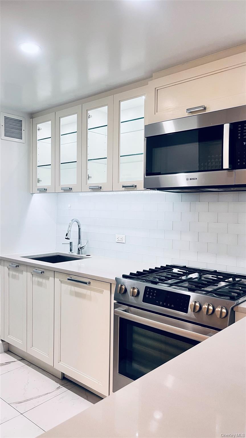 #4 photo, 330 E 38th Street, New York (Manhattan) , NY 10016