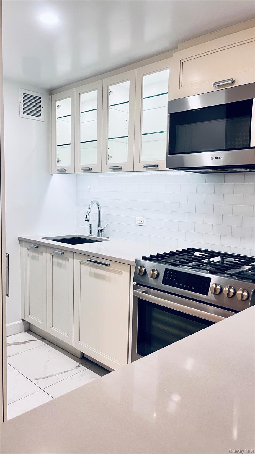 #5 photo, 330 E 38th Street, New York (Manhattan) , NY 10016