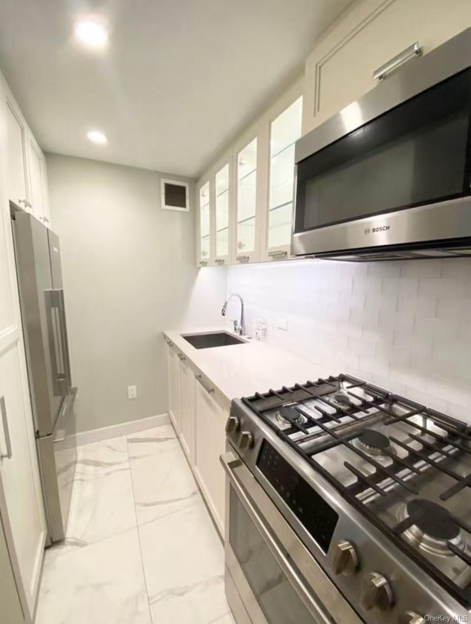 #6 photo, 330 E 38th Street, New York (Manhattan) , NY 10016