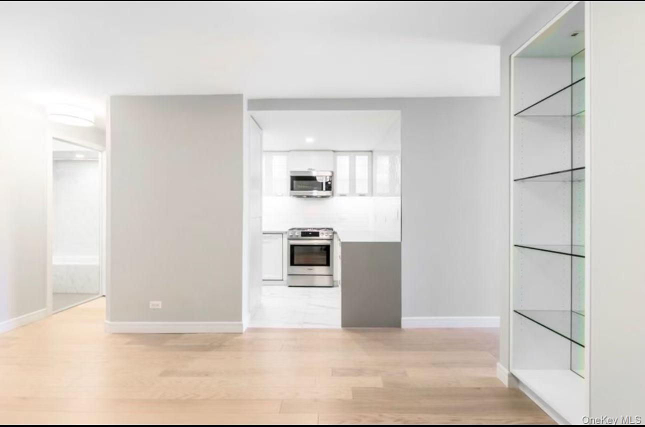 #9 photo, 330 E 38th Street, New York (Manhattan) , NY 10016