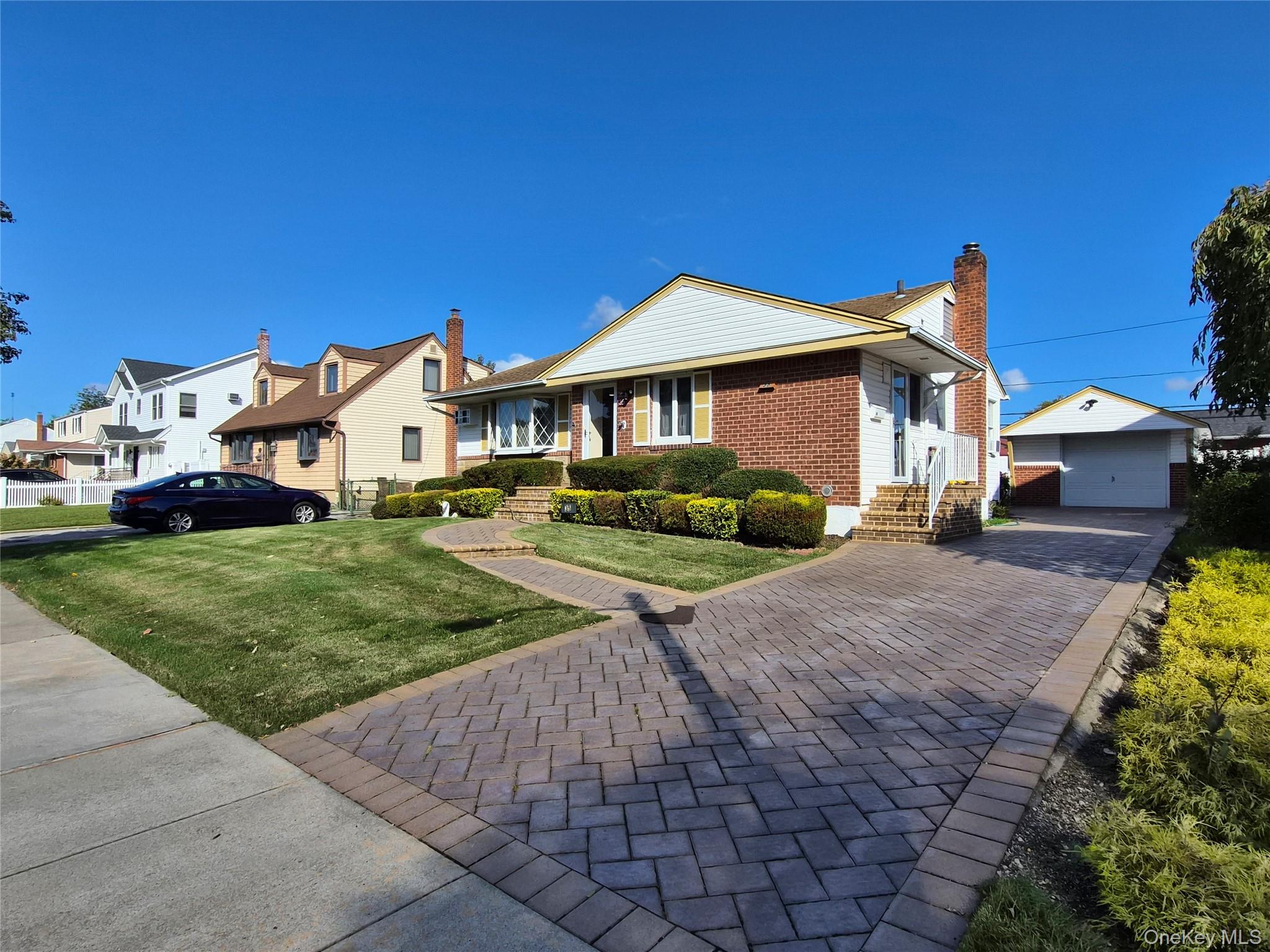 #1 photo, 35 Elwood Avenue, ナッソー郡 Hicksville , NY 11801