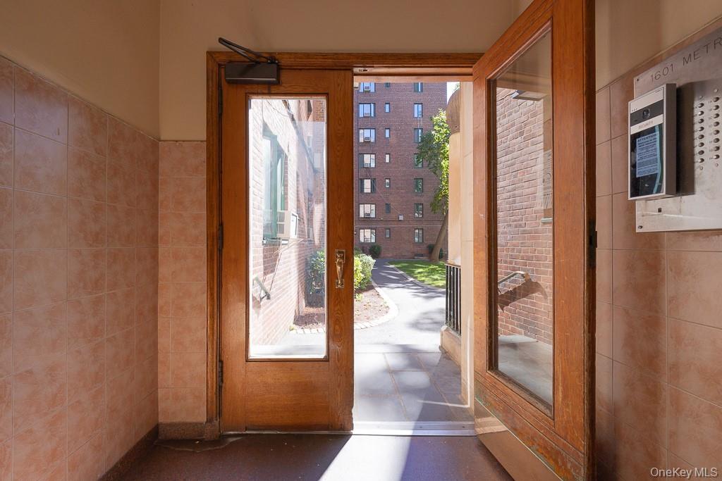 #4 photo, 1601 Metropolitan Avenue, ブロンクス区 Bronx , NY 10462