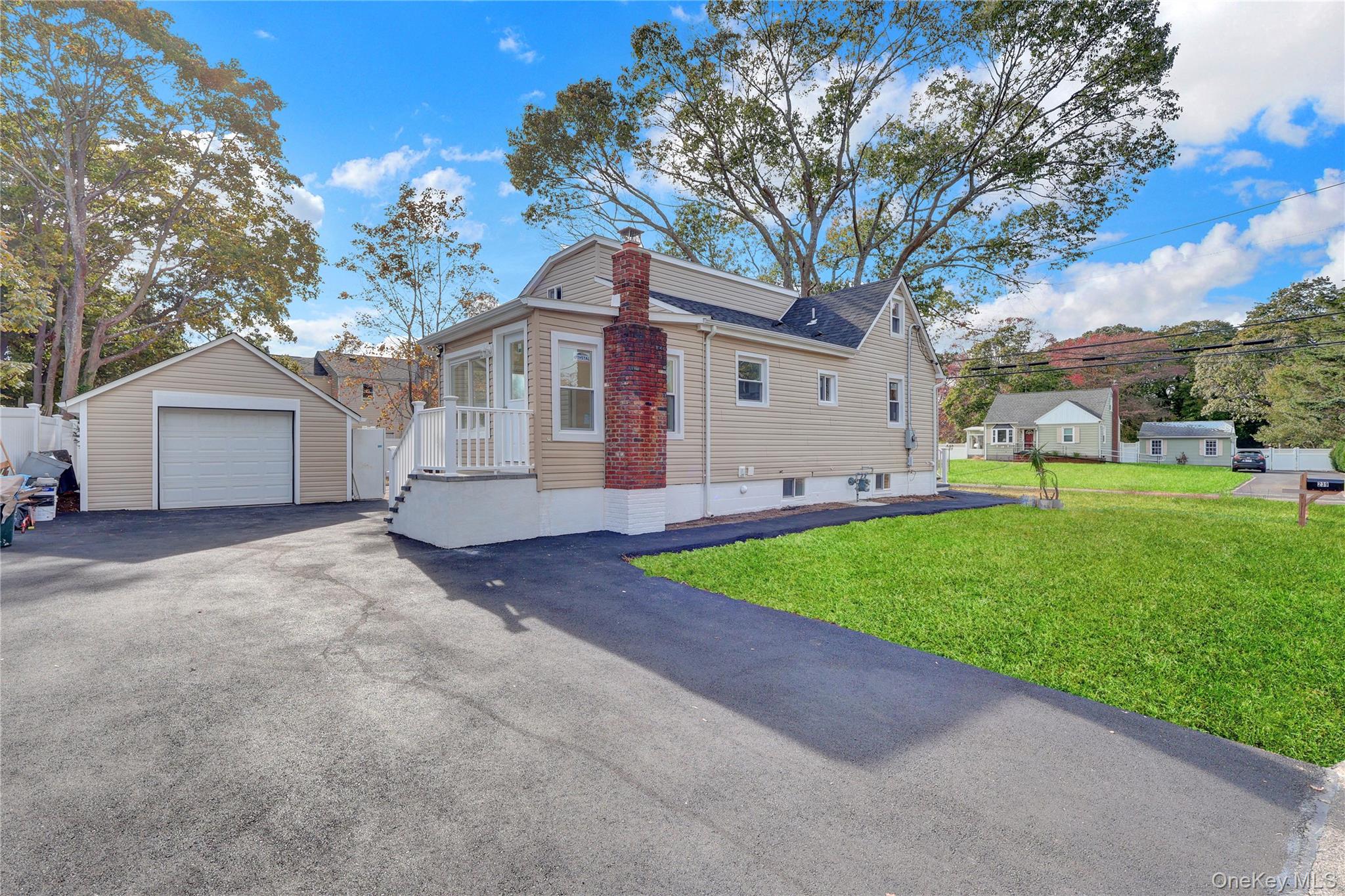 #1 photo, 239 Bayview Avenue, サフォーク郡 East Patchogue , NY 11772