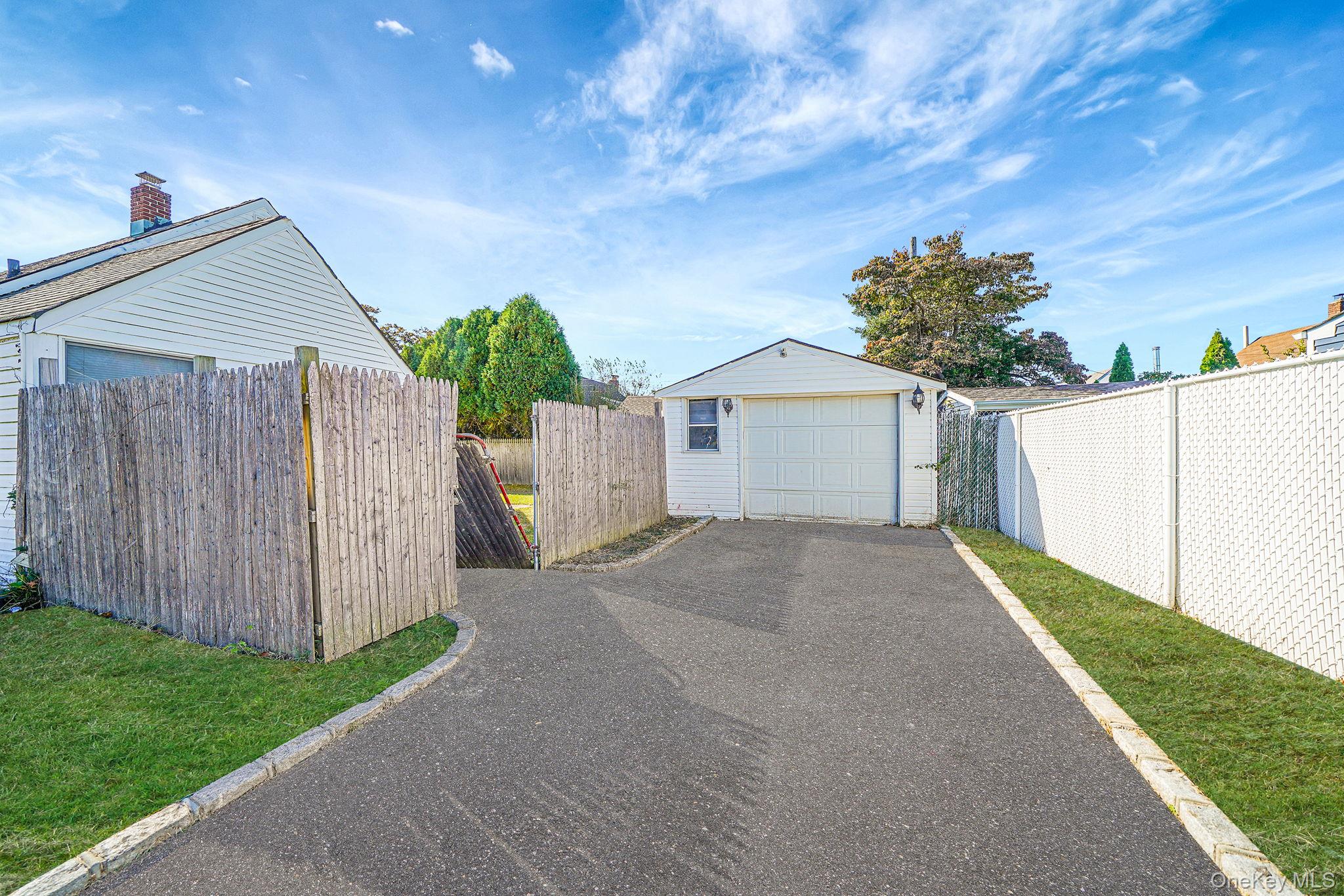 #3 photo, 36 Bowling Lane, ナッソー郡 Levittown , NY 11756