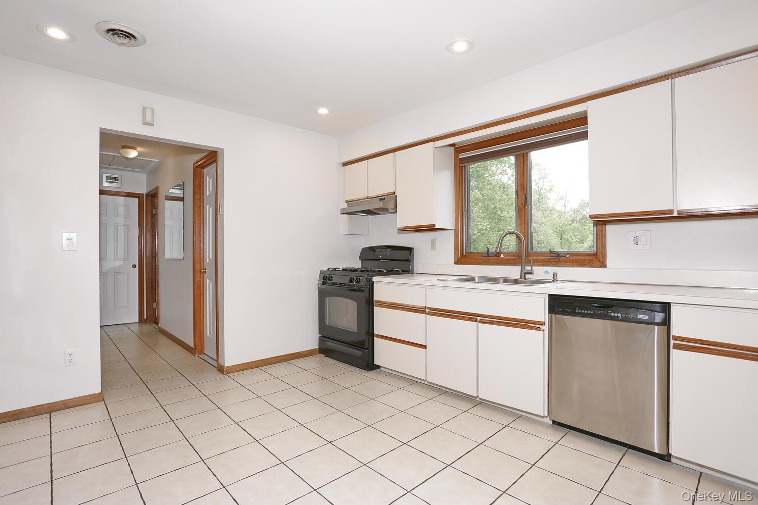 #12 photo, 3 Larissa Court, Airmont , NY 10952