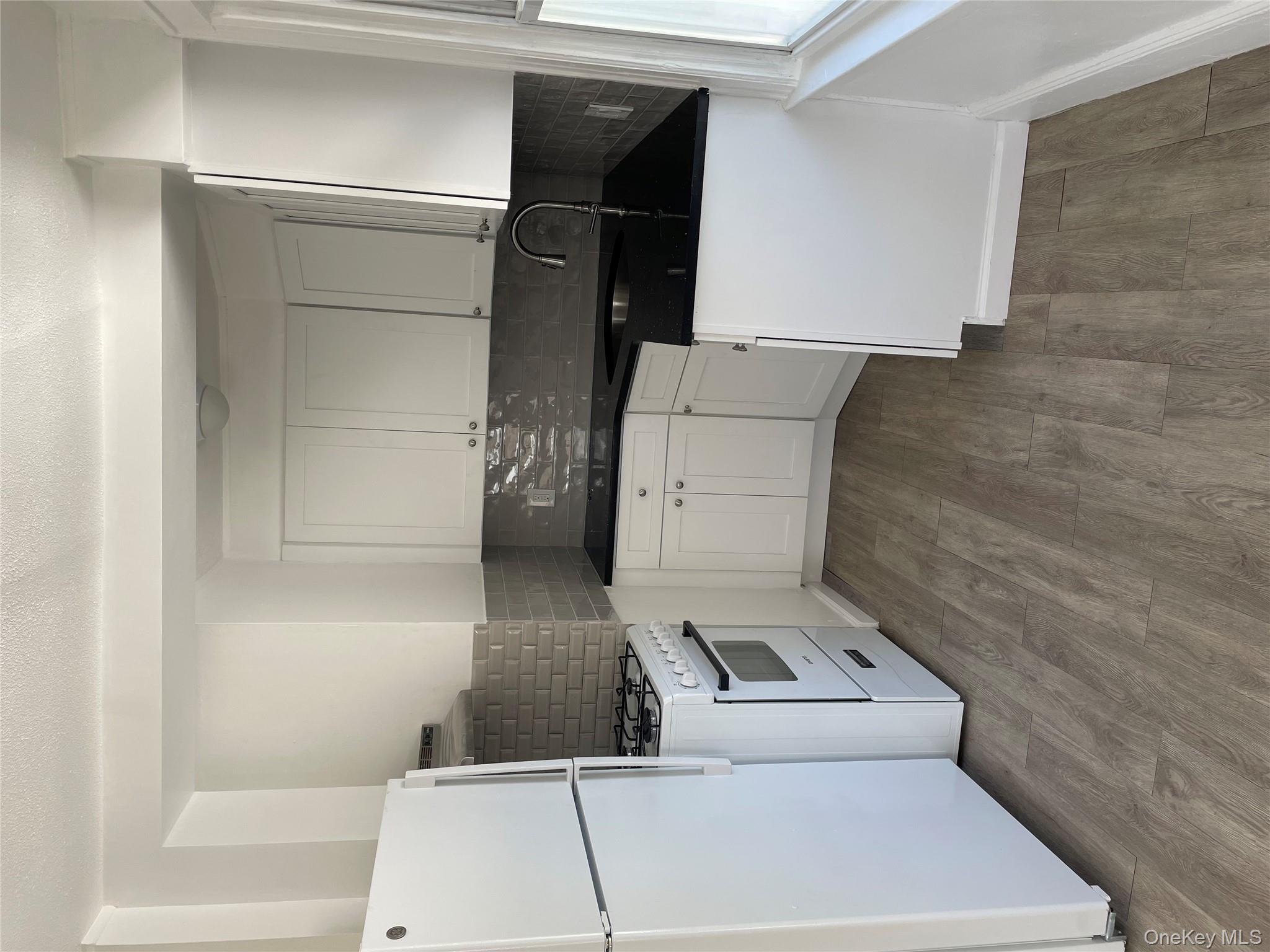 #2 photo, 825 County Line Road, サフォーク郡 Amityville , NY 11701