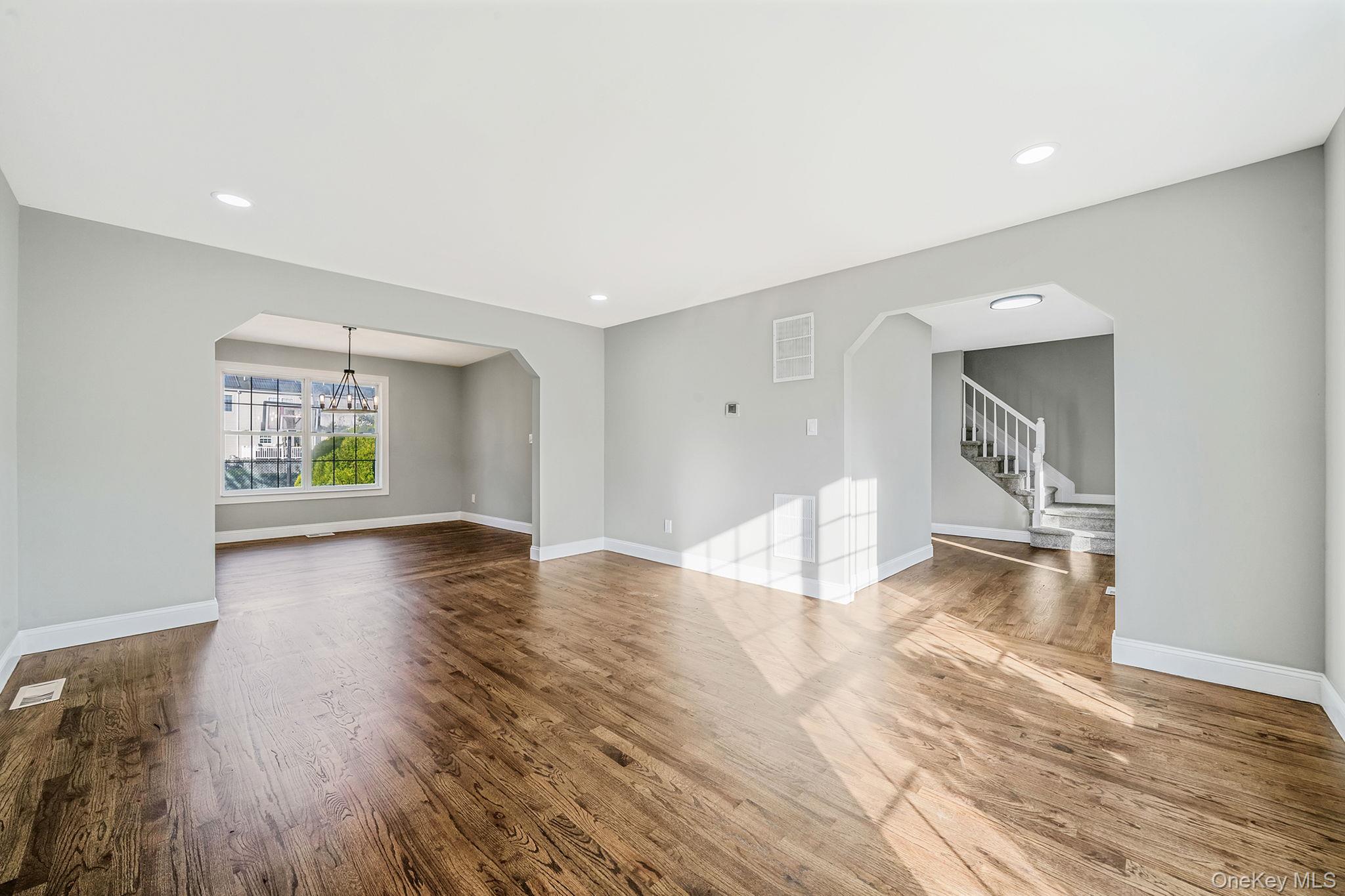 #13 photo, 31 Adamson Street, サフォーク郡 Selden , NY 11784