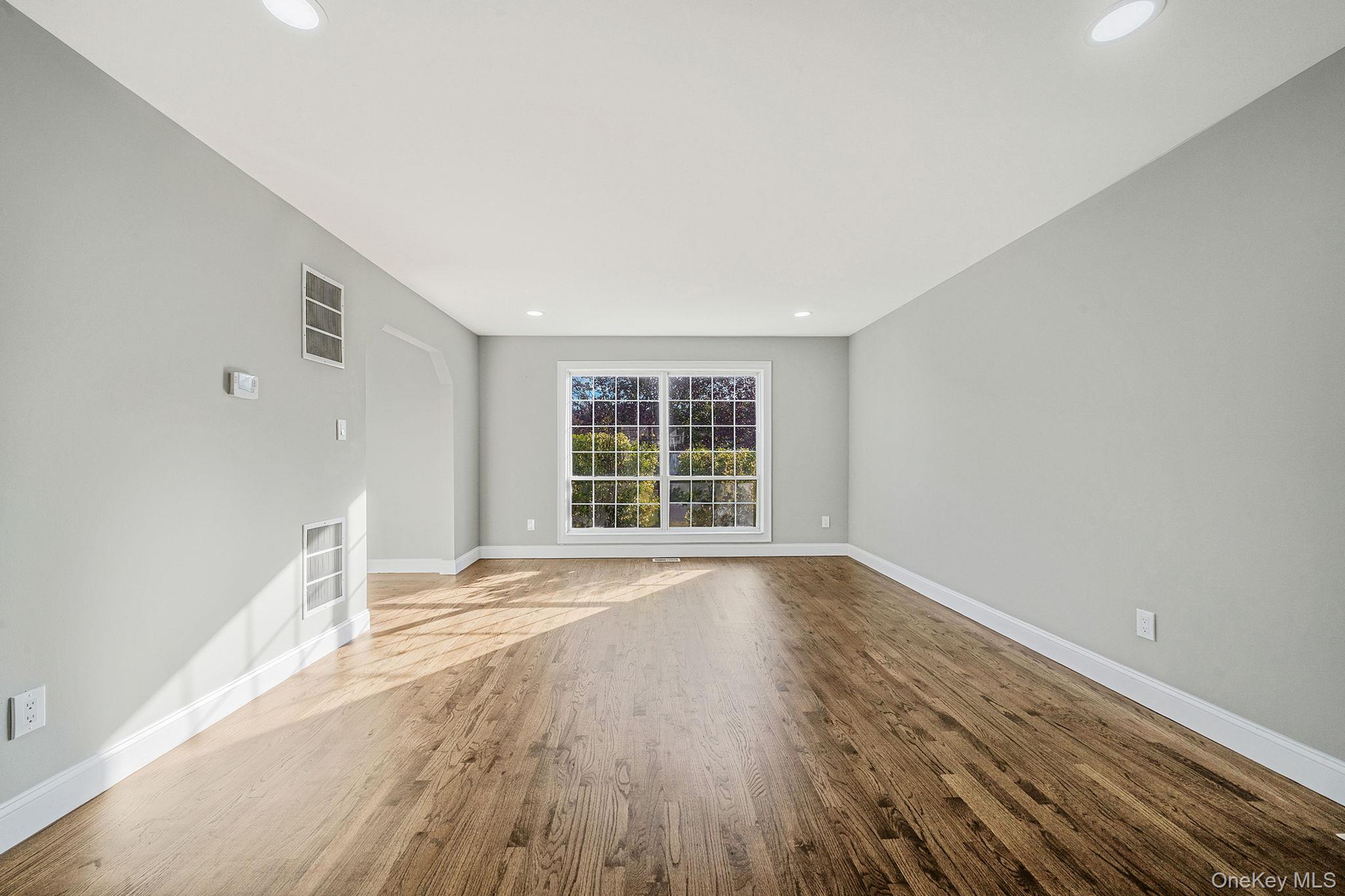 #14 photo, 31 Adamson Street, サフォーク郡 Selden , NY 11784