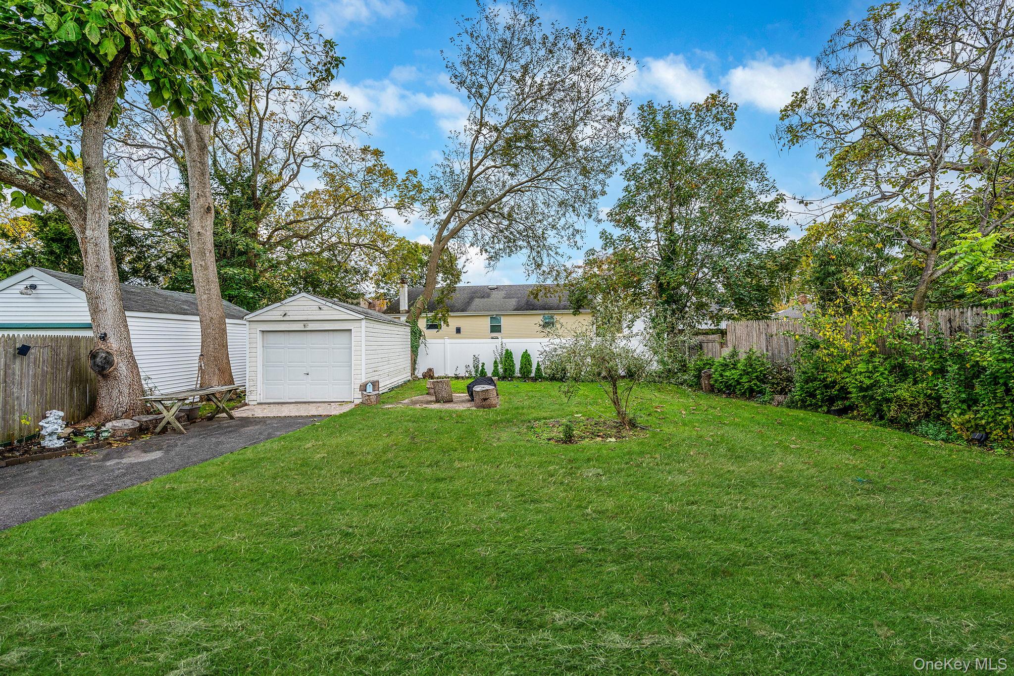 #16 photo, 14 West Drive, Bay Shore , NY 11706