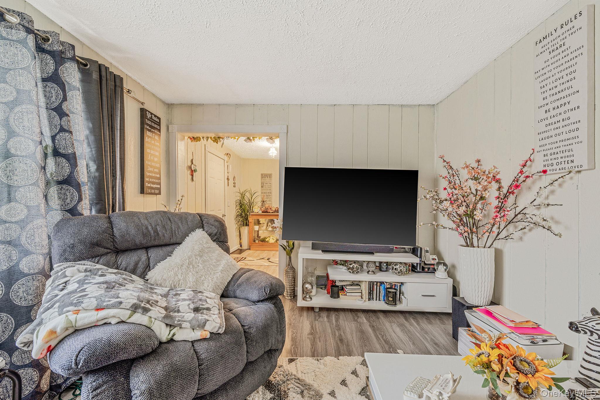 #8 photo, 14 West Drive, Bay Shore , NY 11706