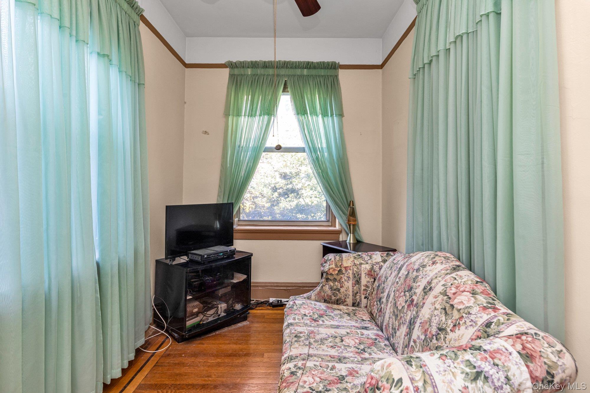 #12 photo, 37-28 80th Street, クイーンズ区 Jackson Heights , NY 11372