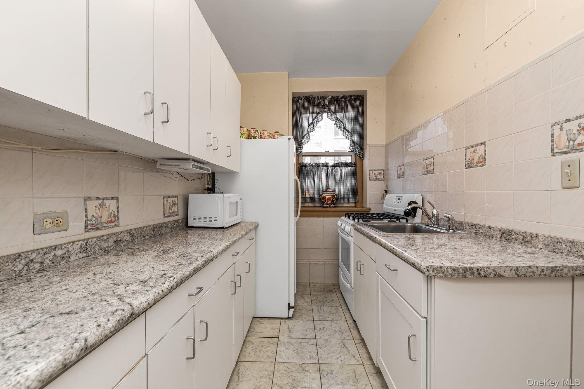 #7 photo, 37-28 80th Street, クイーンズ区 Jackson Heights , NY 11372