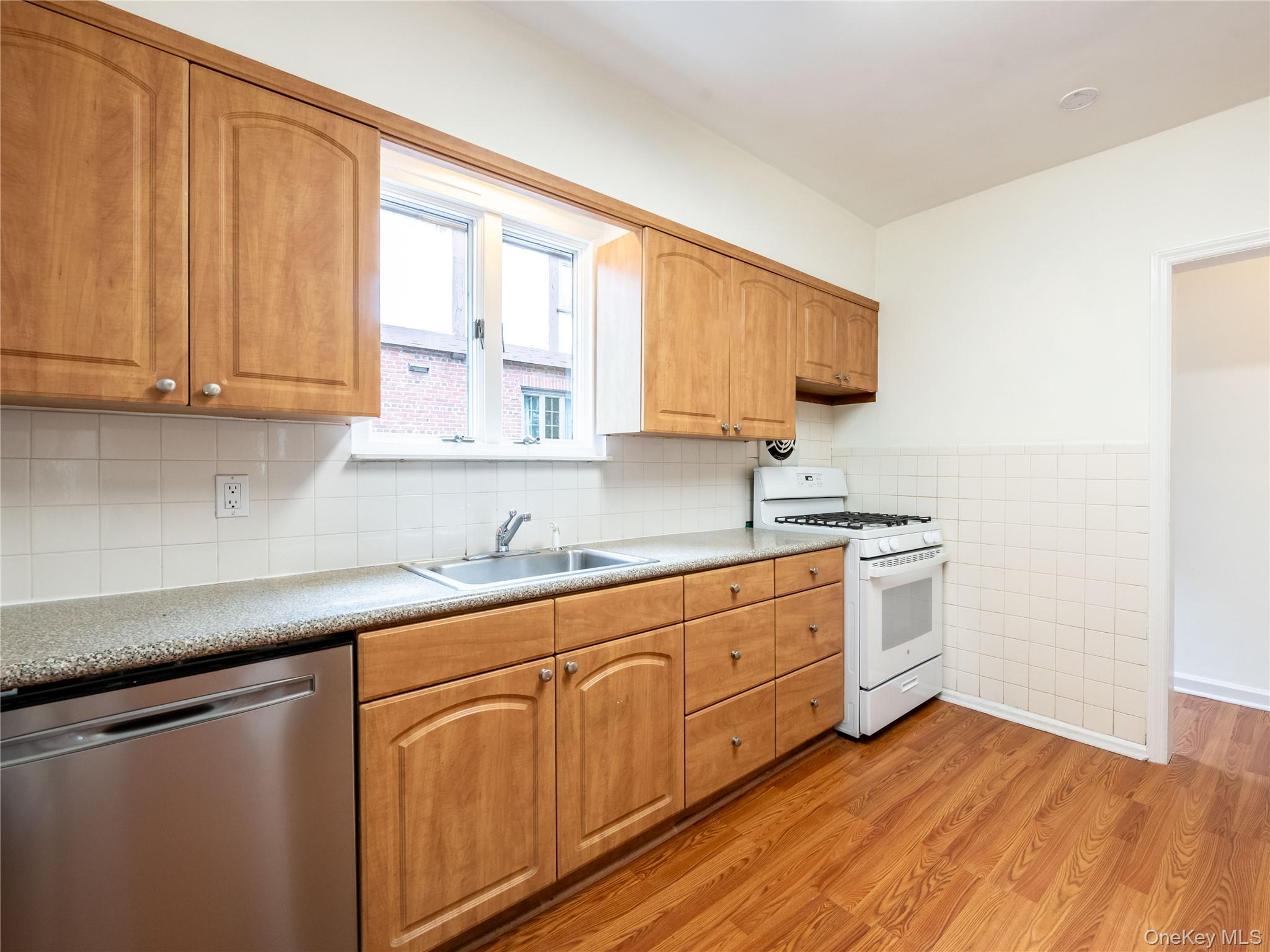 #12 photo, 90 Gaynor Avenue, ナッソー郡 Manhasset , NY 11030