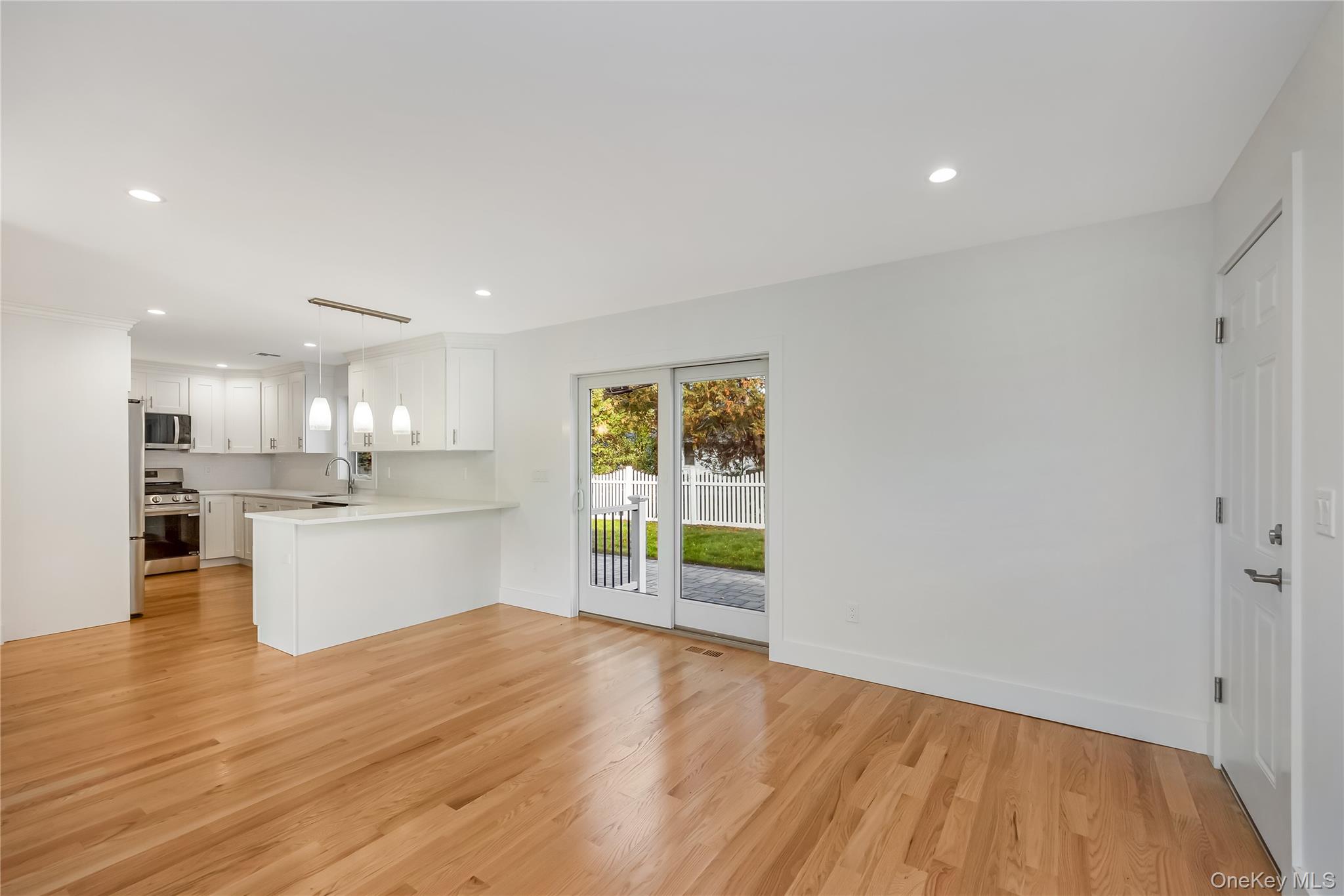 #12 photo, 985 Douglas Avenue, ナッソー郡 Wantagh , NY 11793