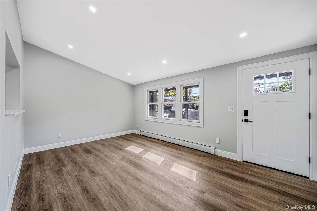 #8 photo, 45 Arrowhead Drive, サフォーク郡 Shirley , NY 11967