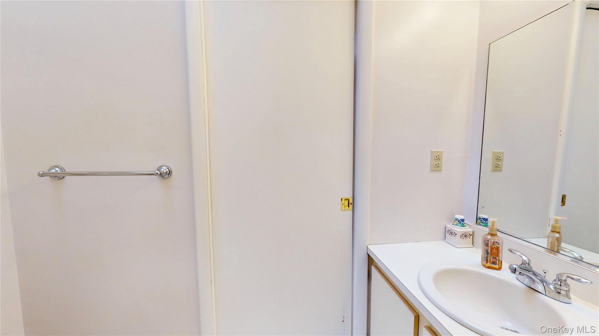 #11 photo, 87 Village Green, Bardonia , NY 10954