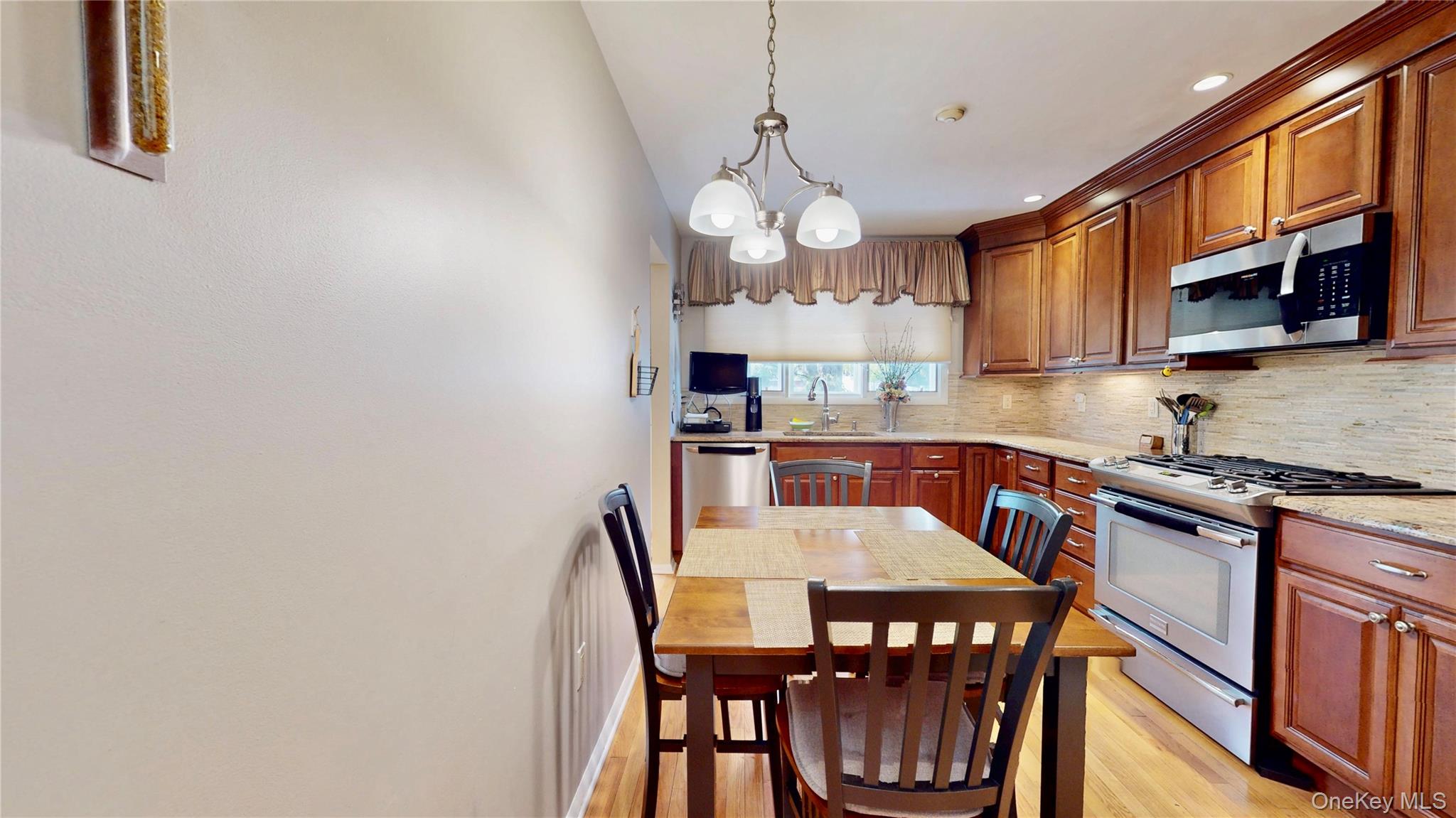 #5 photo, 87 Village Green, Bardonia , NY 10954