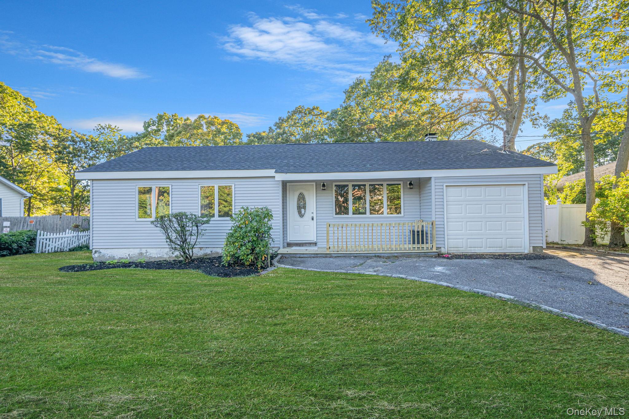 #1 photo, 12 Beacon Street, सफ़ोक काउंटी Shirley , NY 11967