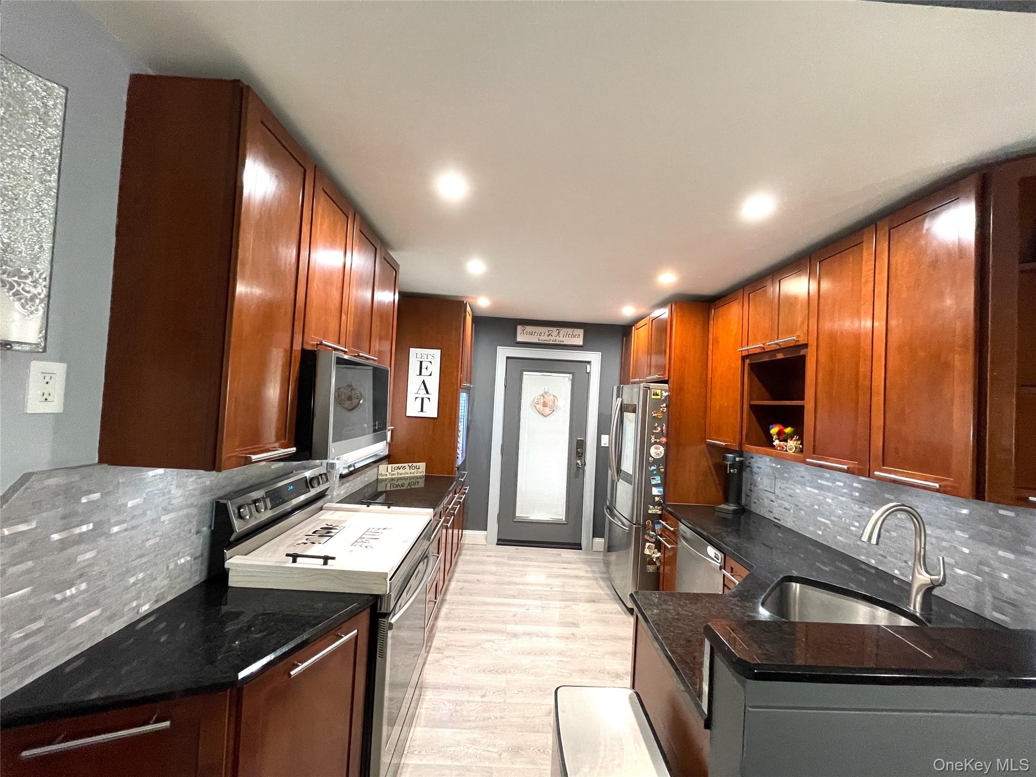 #3 photo, 30 Classon Avenue, サフォーク郡 Mastic , NY 11950