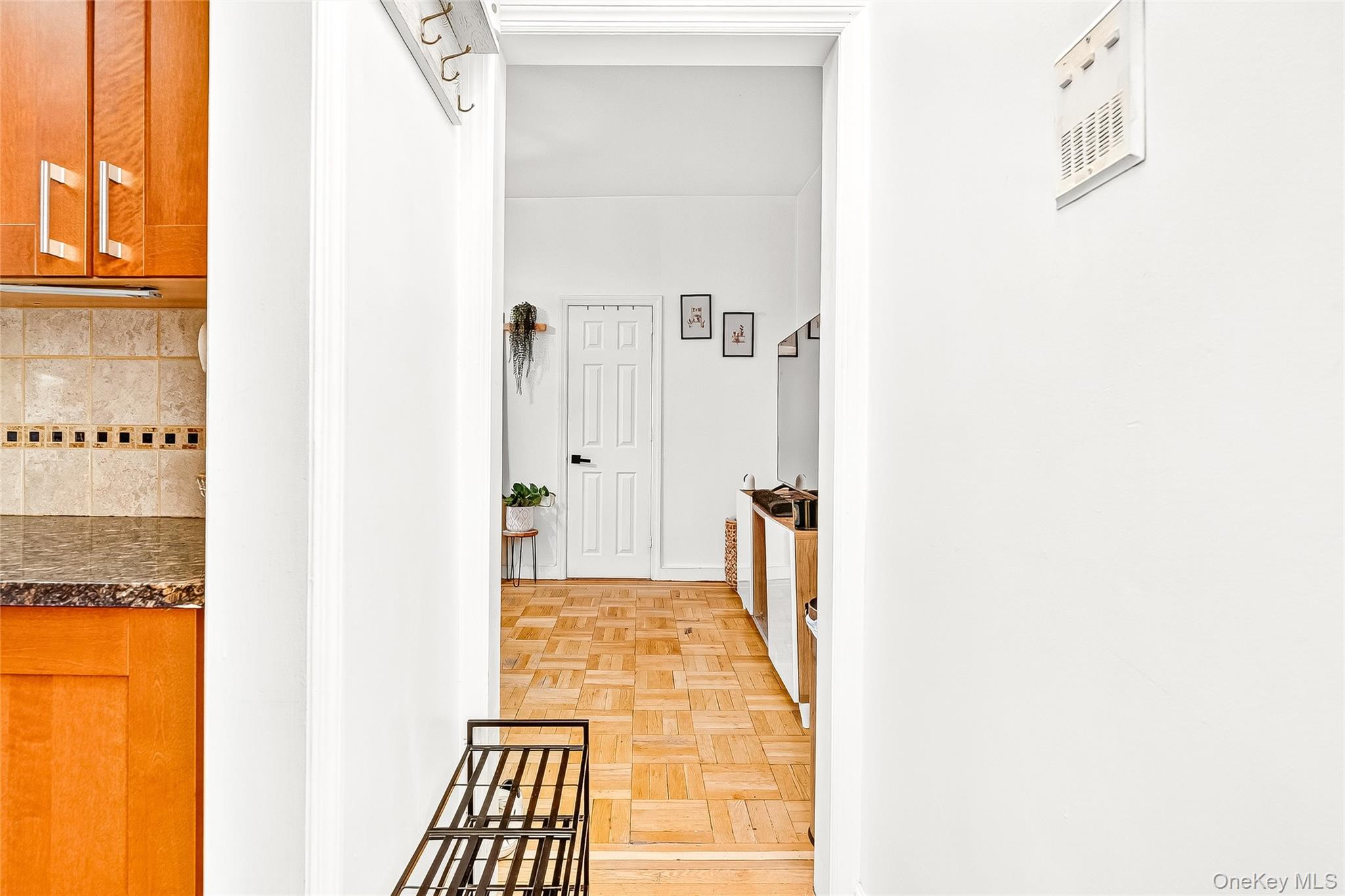 #18 photo, 1976 Lafontaine Avenue, ブロンクス区 Bronx , NY 10457