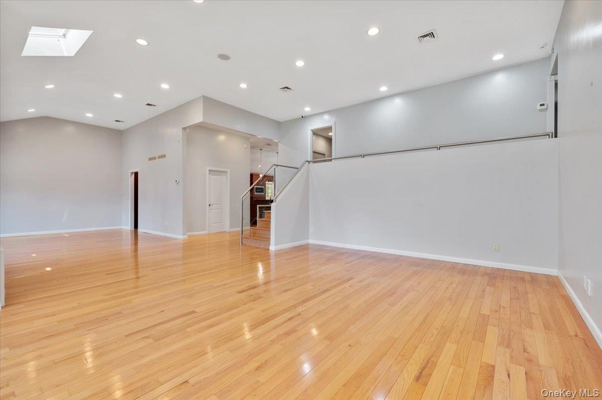 #8 photo, 25 Belmont Drive, Roslyn Heights , NY 11577