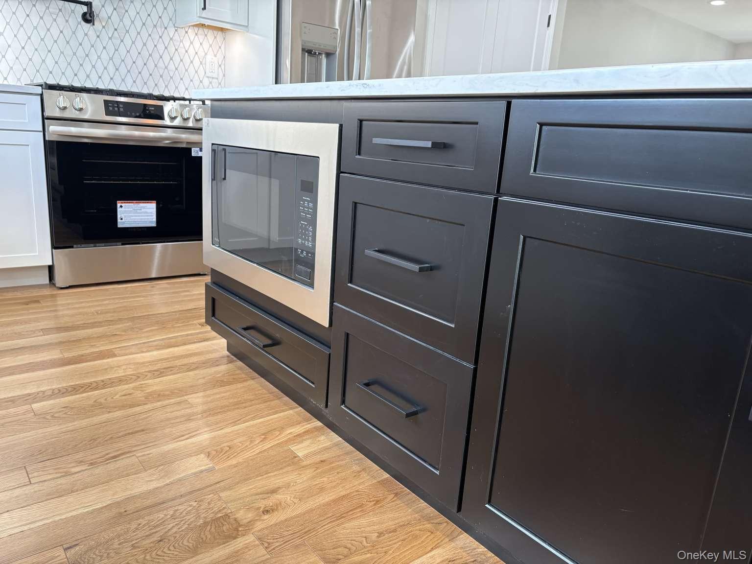 #13 photo, 25 Furrow Lane, ナッソー郡 Levittown , NY 11756