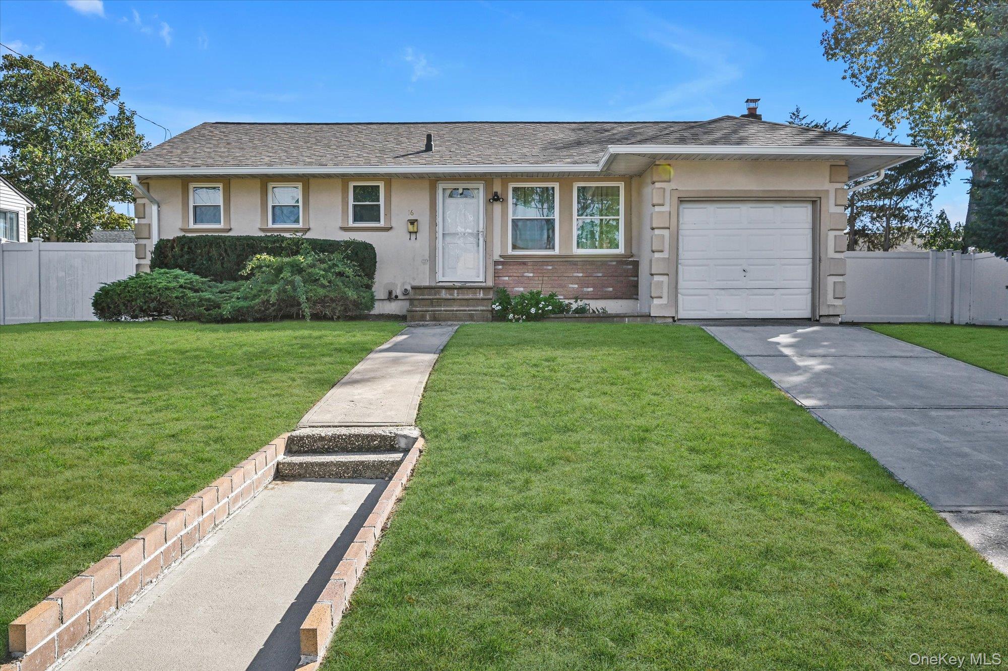 #1 photo, 16 E Chestnut Street, サフォーク郡 Central Islip , NY 11722