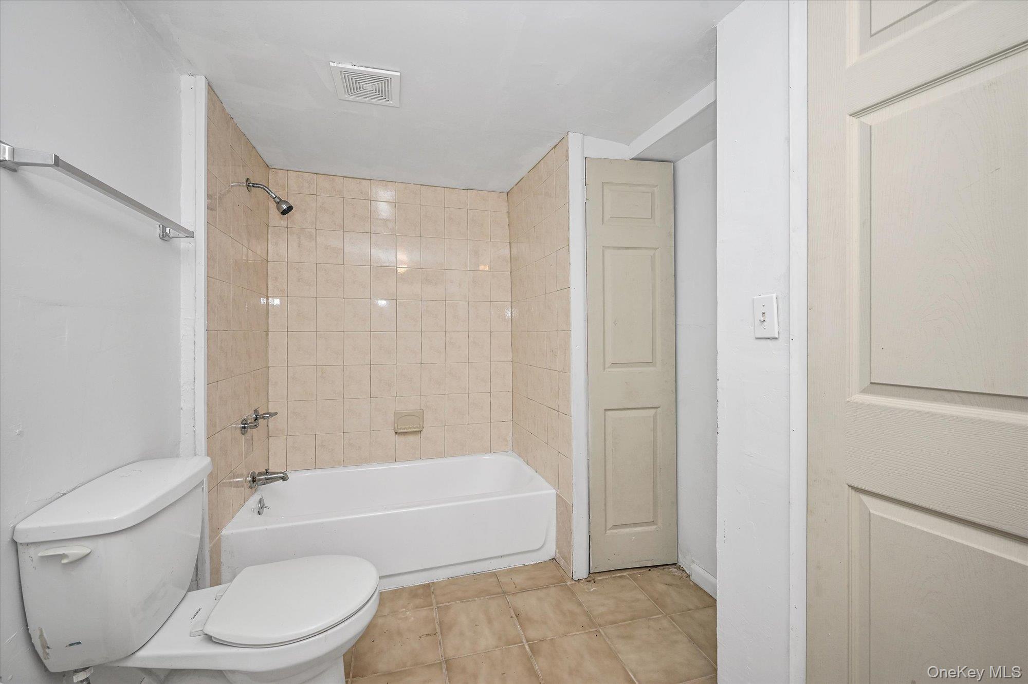 #14 photo, 16 E Chestnut Street, サフォーク郡 Central Islip , NY 11722