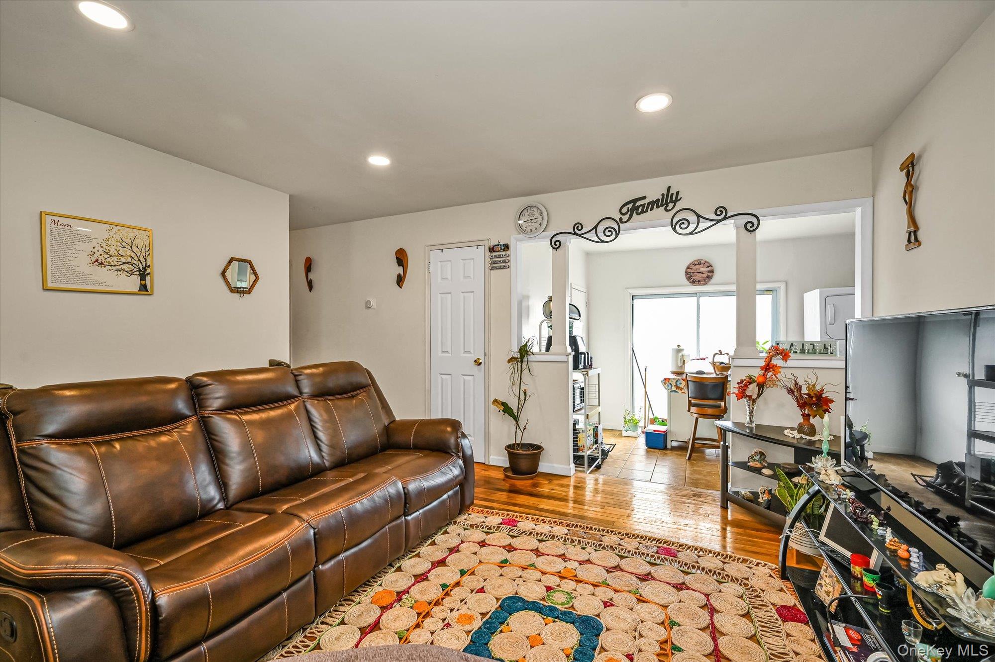 #4 photo, 16 E Chestnut Street, サフォーク郡 Central Islip , NY 11722