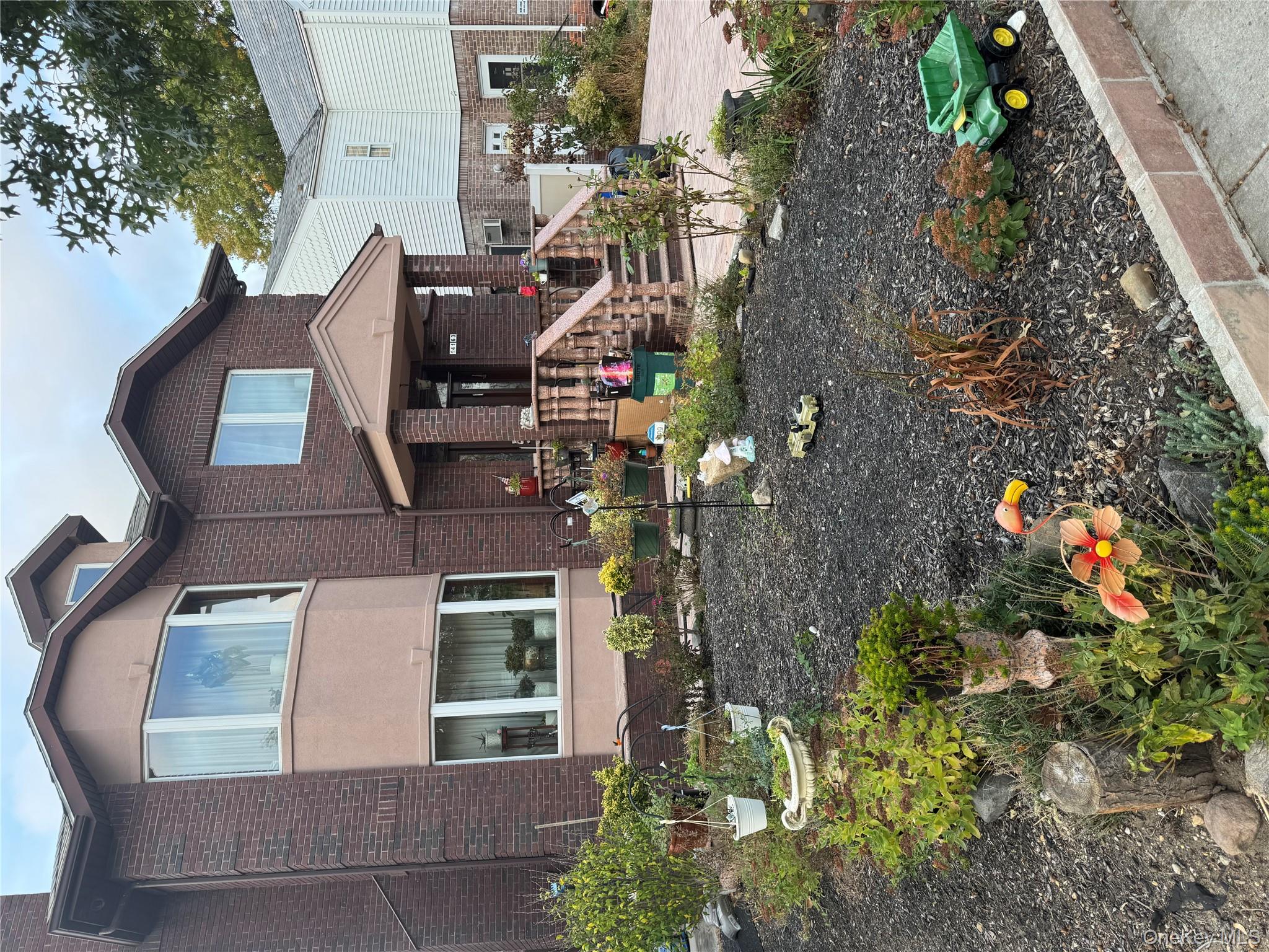 #1 photo, 14163 73rd Terrace, クイーンズ区 Kew Gardens , NY 11367