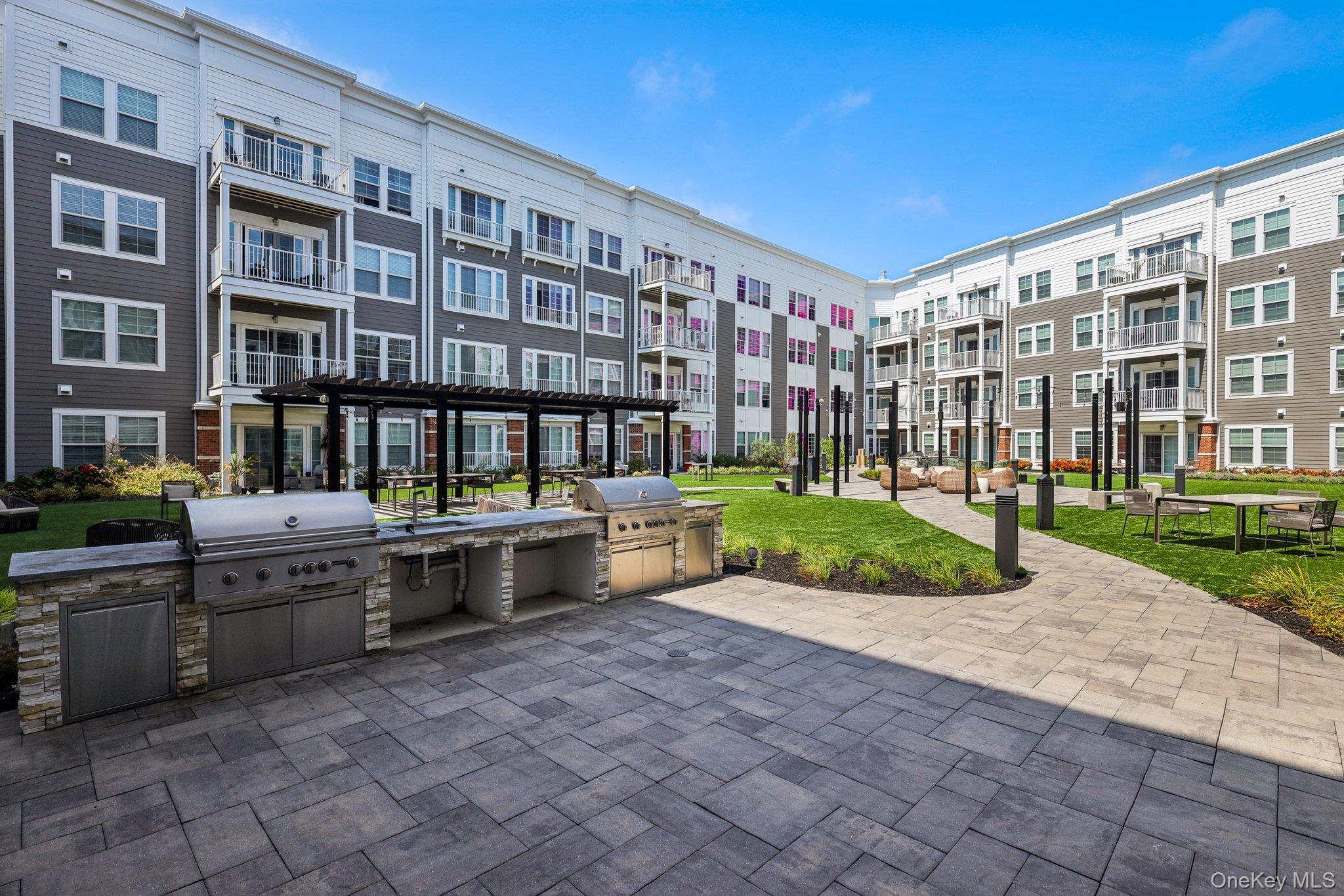 #4 photo, 75 E Hoffman Avenue, サフォーク郡 Lindenhurst , NY 11757