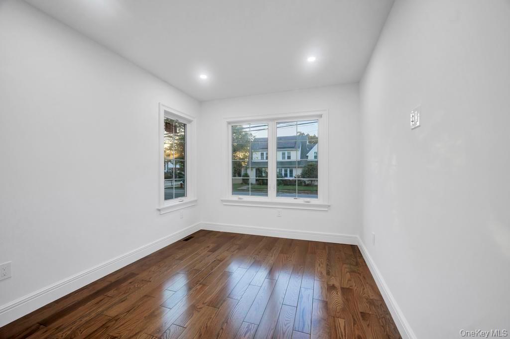 #19 photo, 99 N Corona Avenue, ナッソー郡 Valley Stream , NY 11580