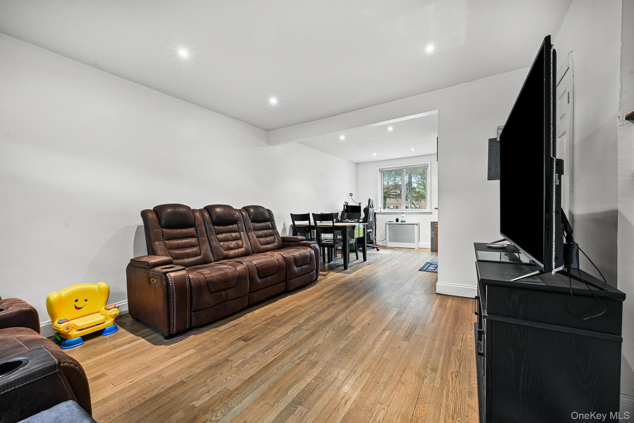 #4 photo, 67-09 218th Street, クイーンズ区 Oakland Gardens , NY 11364