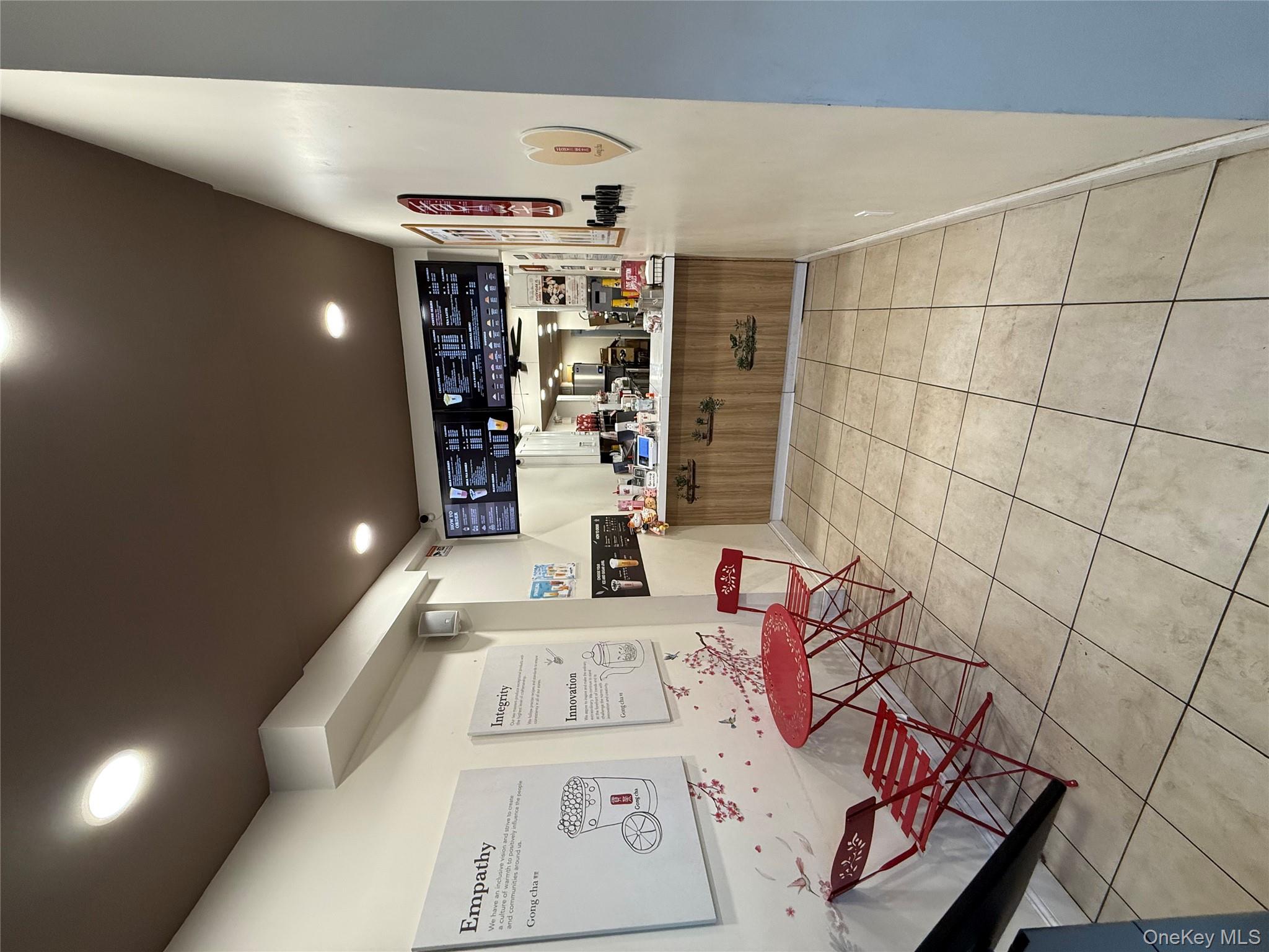 #2 photo, 108 Meserole Ave, ブルックリン区 Brooklyn , NY 11222