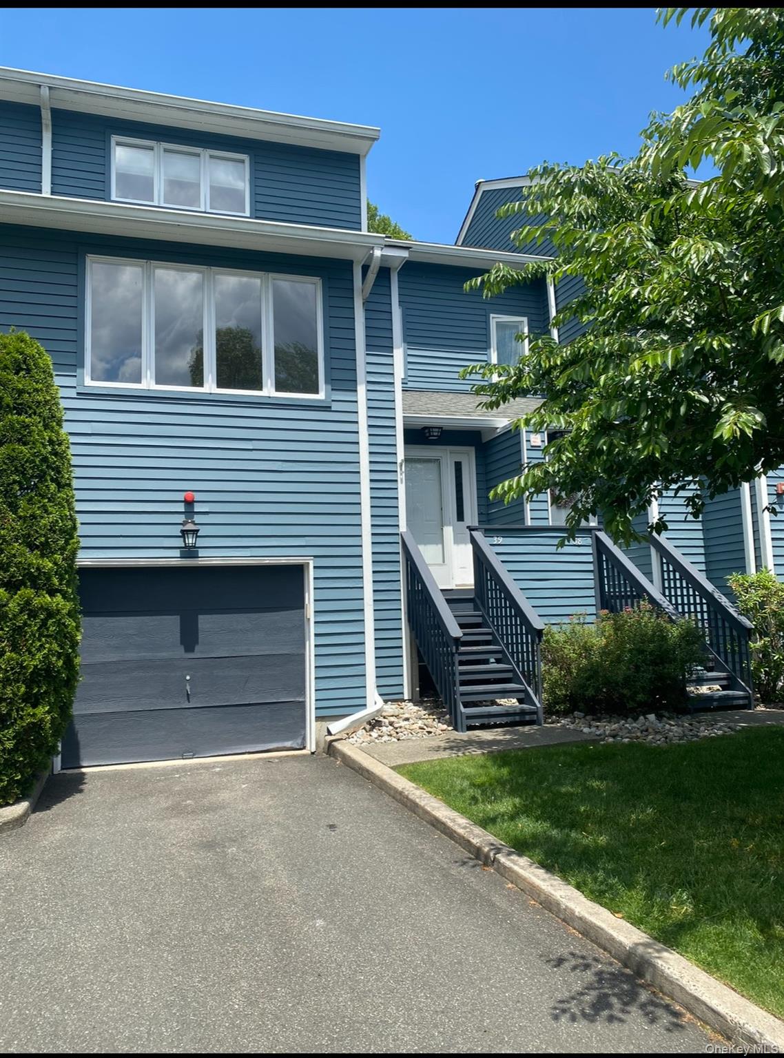 #1 photo, 39 Village Green, Bardonia , NY 10954