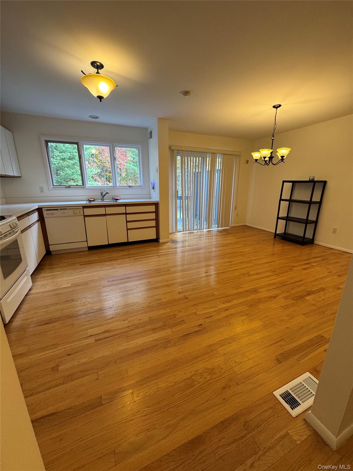 #3 photo, 39 Village Green, Bardonia , NY 10954