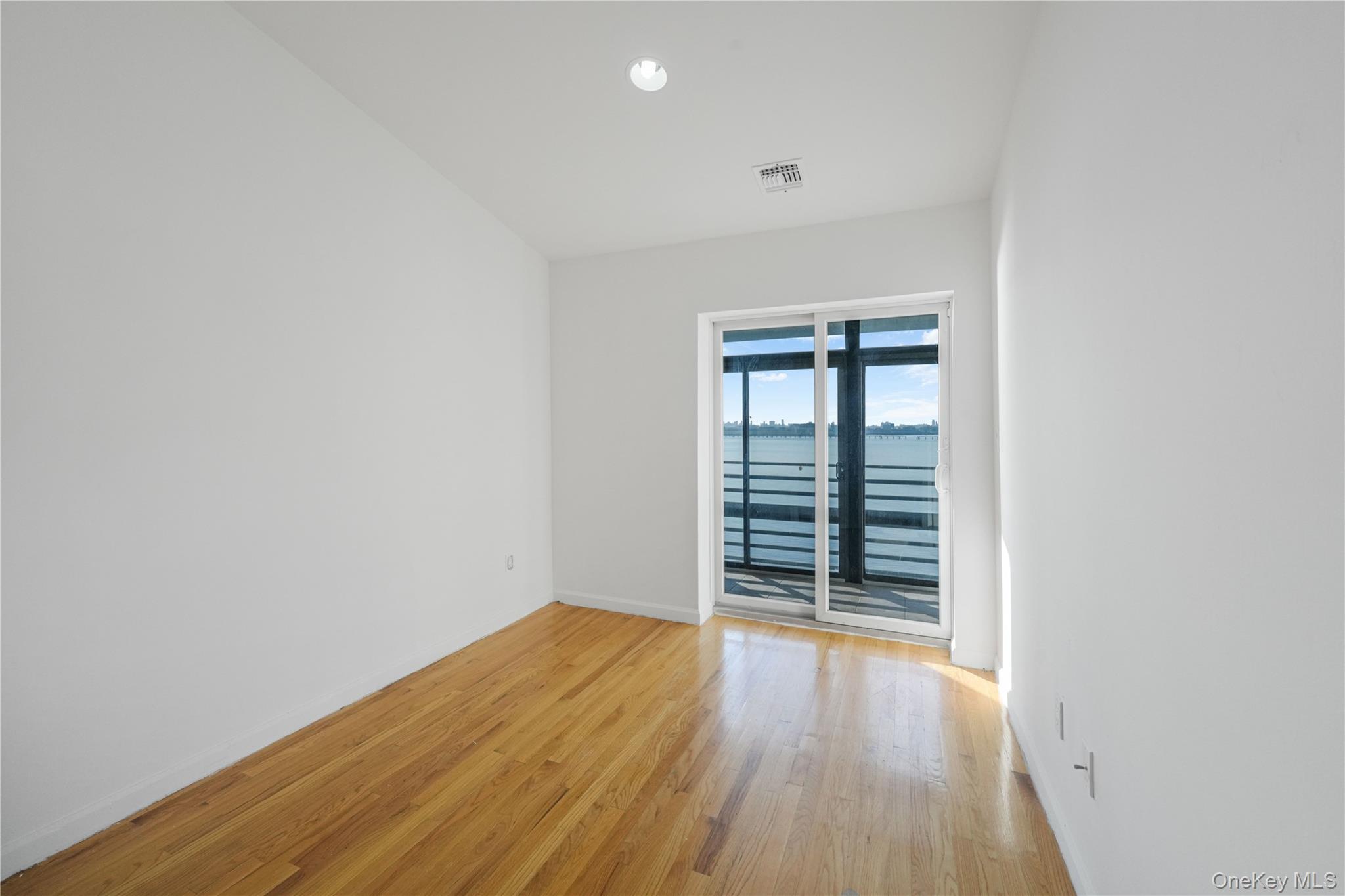 #18 photo, 114-03 Dalian Court, クイーンズ区 College Point , NY 11356