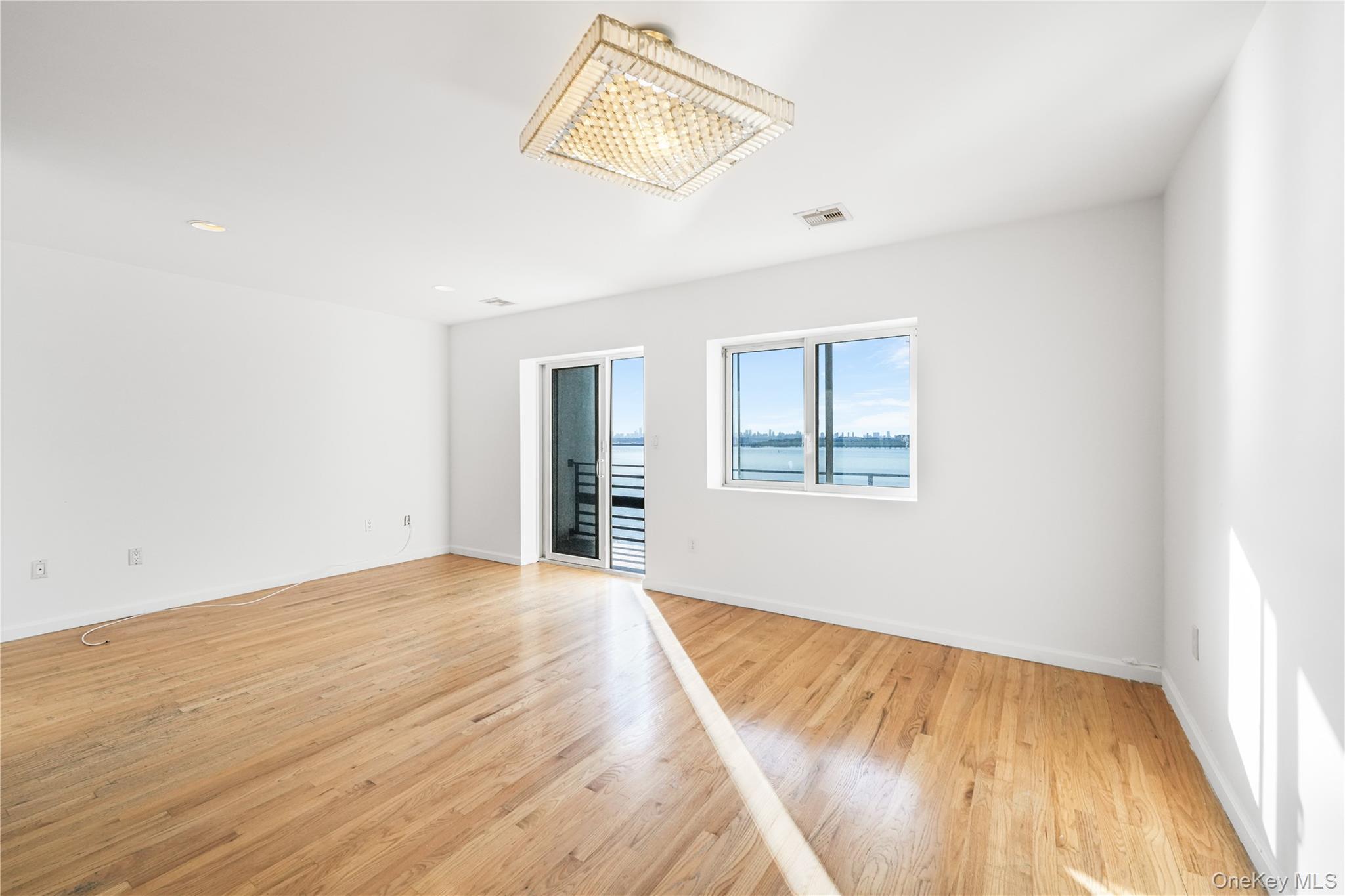 #4 photo, 114-03 Dalian Court, クイーンズ区 College Point , NY 11356