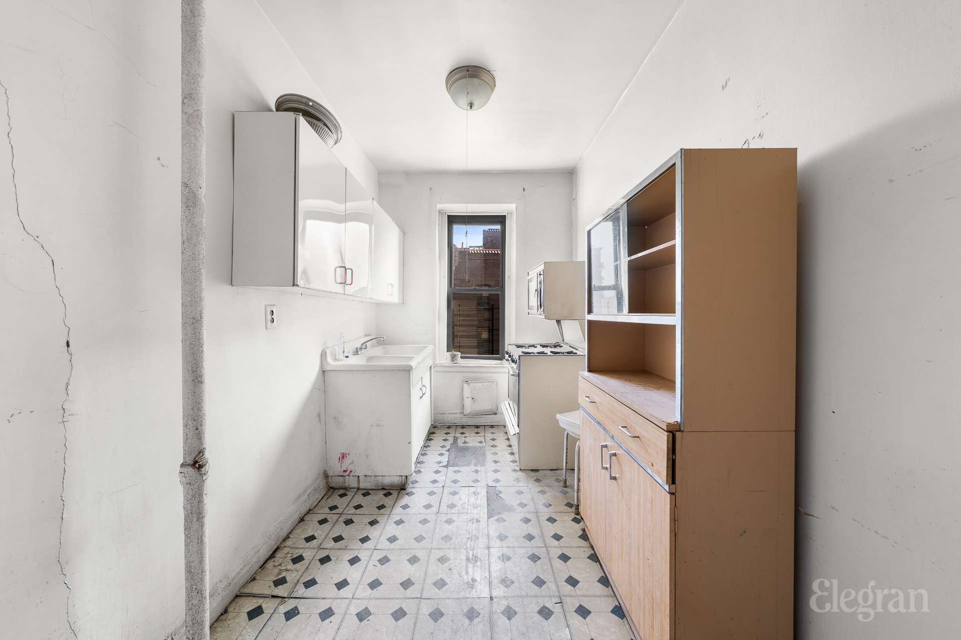 #8 photo, 37-16 83rd Street, クイーンズ区 Jackson Heights , NY 11372